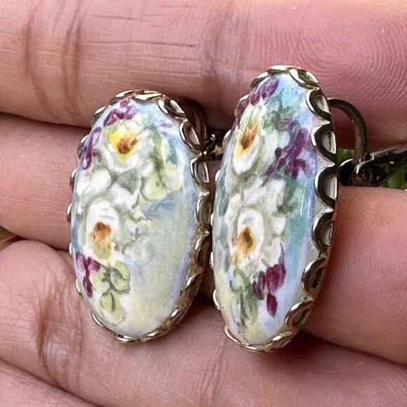 VTG Earrings 3/4" Clips‎ Porcelain Oval Shape Flowers Gold Tone Victorian Style - Picture 6 of 7